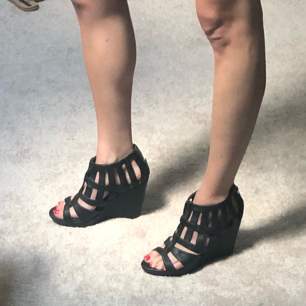 Black wedges